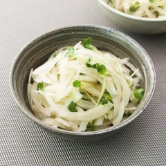 玉ねぎのごまめんつゆサラダ